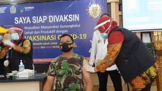 Vaksinasi Perdana di Gunungkidul, Dandim Jadi Orang Pertama yang Divaksin