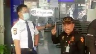 Jangan Ditiru, Mengaku LSM dan Wartawan Menolak Pakai Masker Masuk Bank