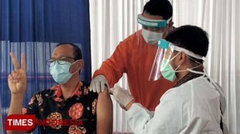 2300 Tenaga Kesehatan di Kota Cirebon Mulai Disuntik Vaksin Covid-19