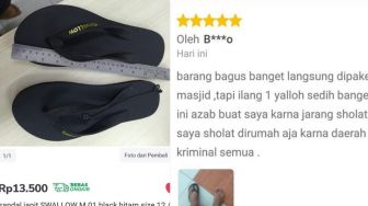 Kocak! Review Sandal Jepit yang Dibeli di Olshop, Pembeli Ini Malah Curhat