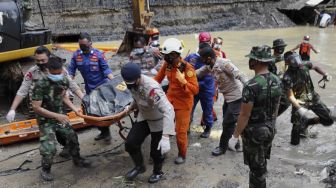 Tim Sar gabungan melakukan evakuasi korban di lokasi tanah longsor tambang Manualan di Kecamatan Mentewe, Kabupaten Tanah Bumbu, Kalimantan Selatan, Kamis (28/1/2021). [ANTARA FOTO/HO]