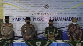 Kapolri Jenderal Pol Listyo Sigit Prabowo (kedua kiri) didampingi Sekretaris Umum PP Muhammadiyah Abdul Mu'ti (kedua kanan), Kadivhumas Polri Irjen Pol Raden Prabowo Argo Yuwono (kiri), dan Ketua PP Muhammadiyah Anwar Abbas (kanan) bergegas usai memberikan keterangan pers di Kantor Pimpinan Pusat (PP) Muhammadiyah, Jakarta, Jumat (29/1/2021). [Suara.com/Angga Budhiyanto]