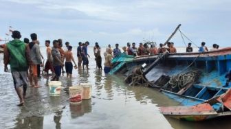 Diterjang Gelombang Setinggi 2,5 Meter, Belasan Perahu Nelayan Tasikmalaya Rusak