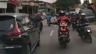 Viral Mobil Halangi Ambulance Bawa Ibu Hamil di Karawang, Warganet: Tuman!