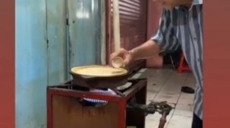 Viral Aksi Penjual Martabak Perfeksionis, Netizen Gak Sabar: Keburu Umroh