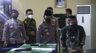 Kapolri Jenderal Pol Listyo Sigit Prabowo (tengah) didampingi Sekretaris Umum PP Muhammadiyah Abdul Mu'ti (kanan) bersiap memberikan keterangan pers di Kantor Pimpinan Pusat (PP) Muhammadiyah, Jakarta, Jumat (29/1/2021). [Suara.com/Angga Budhiyanto]