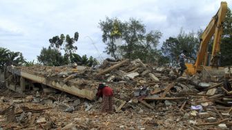 Pembersihan Reruntuhan Rumah Pascagempa Mamuju
