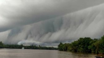 Geger Penampakan Awan Mirip Gelombang Tsunami di Kubu Raya Kalbar