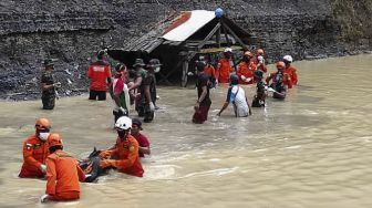 Tim Sar gabungan melakukan evakuasi korban di lokasi tanah longsor tambang Manualan di Kecamatan Mentewe, Kabupaten Tanah Bumbu, Kalimantan Selatan, Kamis (28/1/2021). [ANTARA FOTO/HO]