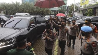 Kapolri Jenderal Pol Listyo Sigit Prabowo (kedua kiri) tiba di Kantor Pimpinan Pusat (PP) Muhammadiyah, Jakarta, Jumat (29/1/2021). [Suara.com/Angga Budhiyanto]