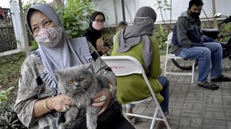 Warga mengantre pemeriksaan kesehatan hewan gratis di UPT Pusat Kesehatan Hewan (Puskeswan) Cilawu, Kabupaten Garut, Jawa Barat, Jumat (29/1/2021). [ANTARA FOTO/Candra Yanuarsyah]