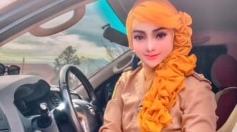 Viral Wanita Berseragam PNS Berdandan Ala Barbie: Ga Telat Ngantor?