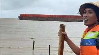 Lagi, Gara-gara Cuaca Buruk Kapal Tongkang Terdampar di Pantai Jepara