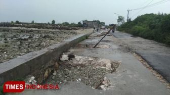 Diterjang Ombak, Tanggul Penahan Pantai Ngemboh Gresik Rusak Parah