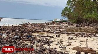 Sampah Kiriman Kotori Pantai Pulau Wisata Koloray Morotai