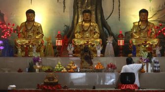 Warga keturunan Tionghoa bersembahyang menjelang Tahun Baru China atau Imlek di Vihara Amurva Bhumi (Hok Tek Tjeng Sin), Kelurahan Karet Semanggi, Jakarta, Sabtu (30/1/2021). [Suara.com/Angga Budhiyanto]