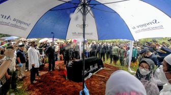 Keluarga dan kerabat memakamkan jenazah pilot Capt Afwan korban kecelakaan Sriwijaya Air PK-CLC nomor penerbangan SJ 182 di Taman Makam Pahlawan Pondok Rajeg, Kabupaten Bogor, Jawa Barat, Sabtu (30/1/2021). [ANTARA FOTO/Yulius Satria Wijaya]