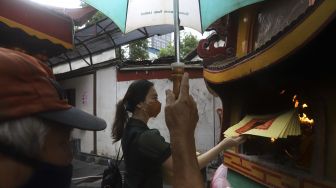 Warga keturunan Tionghoa bersembahyang menjelang Tahun Baru China atau Imlek di Vihara Amurva Bhumi (Hok Tek Tjeng Sin), Kelurahan Karet Semanggi, Jakarta, Sabtu (30/1/2021). [Suara.com/Angga Budhiyanto]