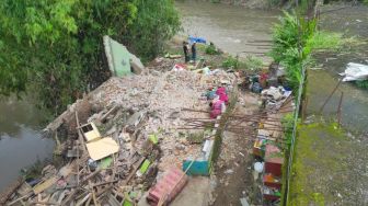 Takut Jembatan Gladak Kembar Ambruk, Warga Tutup Jalan Sumatra