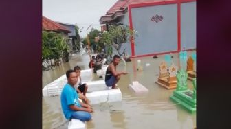 Viral Warga Mancing di Kuburan, Publik Kecam Aksi Duduk di Atas Batu Nisan