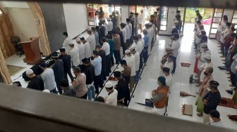 Orang Dewasa hingga Anak Kecil Ikut Salatkan Jenazah Almarhum Kapten Afwan