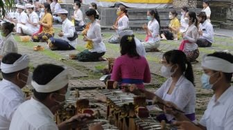 Umat Hindu berdoa dalam persembahyangan Hari Saraswati di Pura Agung Jagatnatha, Denpasar, Bali, Sabtu (30/1/2021). [ANTARA FOTO/Nyoman Hendra Wibowo]