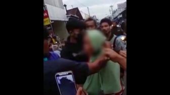 Viral Video Nenek yang Diduga Pencopet Ditangkap Warga di Pasar Mandiraja