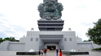 Wisatawan mengunjungi kawasan Garuda Wisnu Kencana (GWK) Cultural Park di Badung, Bali, Sabtu (30/1/2021). [ANTARA FOTO/Fikri Yusuf]