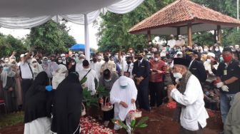 Pemakaman Kapten Afwan Pilot Sriwijaya Air SJ182 Diselimuti Isak Tangis