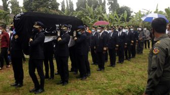 Sejumlah pilot mengusung peti jenazah Pilot Capt Afwan korban kecelakaan Sriwijaya Air PK-CLC nomor penerbangan SJ 182 di Taman Makam Pahlawan Pondok Rajeg, Kabupaten Bogor, Jawa Barat, Sabtu (30/1/2021). [ANTARA FOTO/Yulius Satria Wijaya]