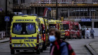 Lusinan ambulans menunggu di luar layanan darurat COVID-19 di Rumah Sakit Santa Maria, Lisbon, pada (28/1/2021). [PATRICIA DE MELO MOREIRA / AFP]