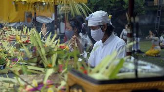 Pemuka Agama Hindu berdoa dalam persembahyangan Hari Saraswati di Pura Agung Jagatnatha, Denpasar, Bali, Sabtu (30/1/2021). [ANTARA FOTO/Nyoman Hendra Wibowo]