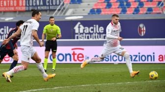 Pemain depan AC Milan Ante Rebic mencetak gol di samping penyerang AC Milan Zlatan Ibrahimovic selama pertandingan sepak bola Serie A antara Bologna melawan AC Milan di Stadion Renato Dell'Ara, Bologna, Sabtu (30/1/2021). Alberto PIZZOLI / AFP
