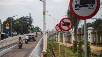 Rambu - rambu lalu lintas terpasang di Flyover Lenteng Agung di Jakarta Selatan, Minggu (31/1/2021). [Suara.com/Alfian Winanto]