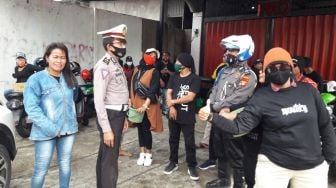 Dibubarkan! Aksi Biduan Dangdut Menyanyi dan Joget-joget di Jalan Raya