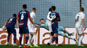 Penjaga gawang Real Madrid Thibaut Courtois kebobolan gol kedua yang dicetak oleh pemain depan Levante Roger Marti .PIERRE-PHILIPPE MARCOU / AFP
