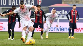 Penyerang AC Milan Zlatan Ibrahimovic melakukan tendangan penalti selama pertandingan sepak bola Serie A antara Bologna melawan AC Milan di Stadion Renato Dell'Ara, Bologna, Sabtu (30/1/2021). Alberto PIZZOLI / AFP

