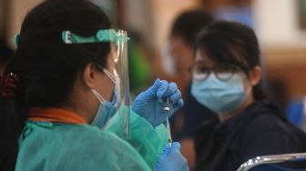 2 Kompi Aparat Polisi Jaga Ketat Vaksinasi Massal Nakes di Istora Senayan