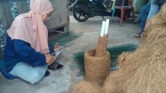 Pot Bunga Sabut Kelapa, Bisnis Laris Korban PHK Pandemi Corona di Pariaman