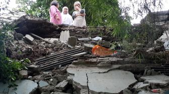 Terdengar Retakan, Brukk! Rumah Warga Pondok Aren Ambles ke Jurang 7 Meter