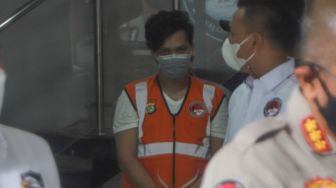 Selebgram AK atau Abdul Kadir saat dirilis kepada awak media usai dirinya ditangkap akibat penyalahgunaan narkoba di Polda Metro Jaya, Jakarta, Minggu Senin (1/2/2021). [Suara.com/Alfian Winanto]