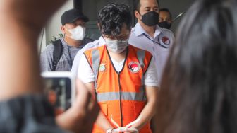 Selebgram AK atau Abdul Kadir dihadirkan kepada awak media usai dirinya ditangkap akibat penyalahgunaan narkoba di Polda Metro Jaya, Jakarta, Minggu Senin (1/2/2021). [Suara.com/Alfian Winanto]