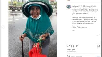 Jualan Baskom di Tengah Hujan, Nenek Masinah Bikin Warganet Terharu