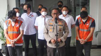 Suasana saat rilis kasus penyalahgunaan narkoba yang melibatkan Selebgram AK atau Abdul Kadir  di Polda Metro Jaya, Jakarta, Minggu Senin (1/2/2021). [Suara.com/Alfian Winanto]