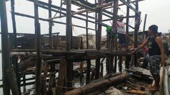 Subhanallah! Rumah Warga Semarang Hancur Diterjang Ombak, Namun 25 Alquran Masih Utuh