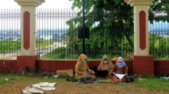 Sejumlah Aparatur Sipil Negara (ASN) bekerja di halaman kompleks kantor gubernur di Mamuju, Sulawesi Barat, Senin (1/2/2021). ANTARA FOTO / Akbar Tado
