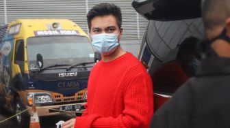 Haru! Diberi Uang oleh Baim Wong, Penyandang Disabilitas ini Sampai Sujud Syukur