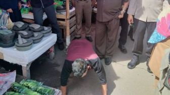 Wali Kota Cilegon Ngider ke Pasar, Suruh Push Up yang Tak Pakai Masker