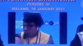 Kocak! Wisudawan Keciduk Makan saat Wisuda Online, Reaksinya Santuy