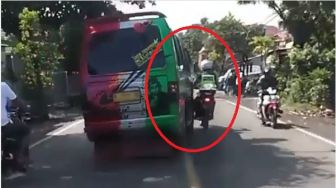 Viral Sopir Angkot Senggol Polisi hingga Terjatuh, Warganet: Usut Tuntas!